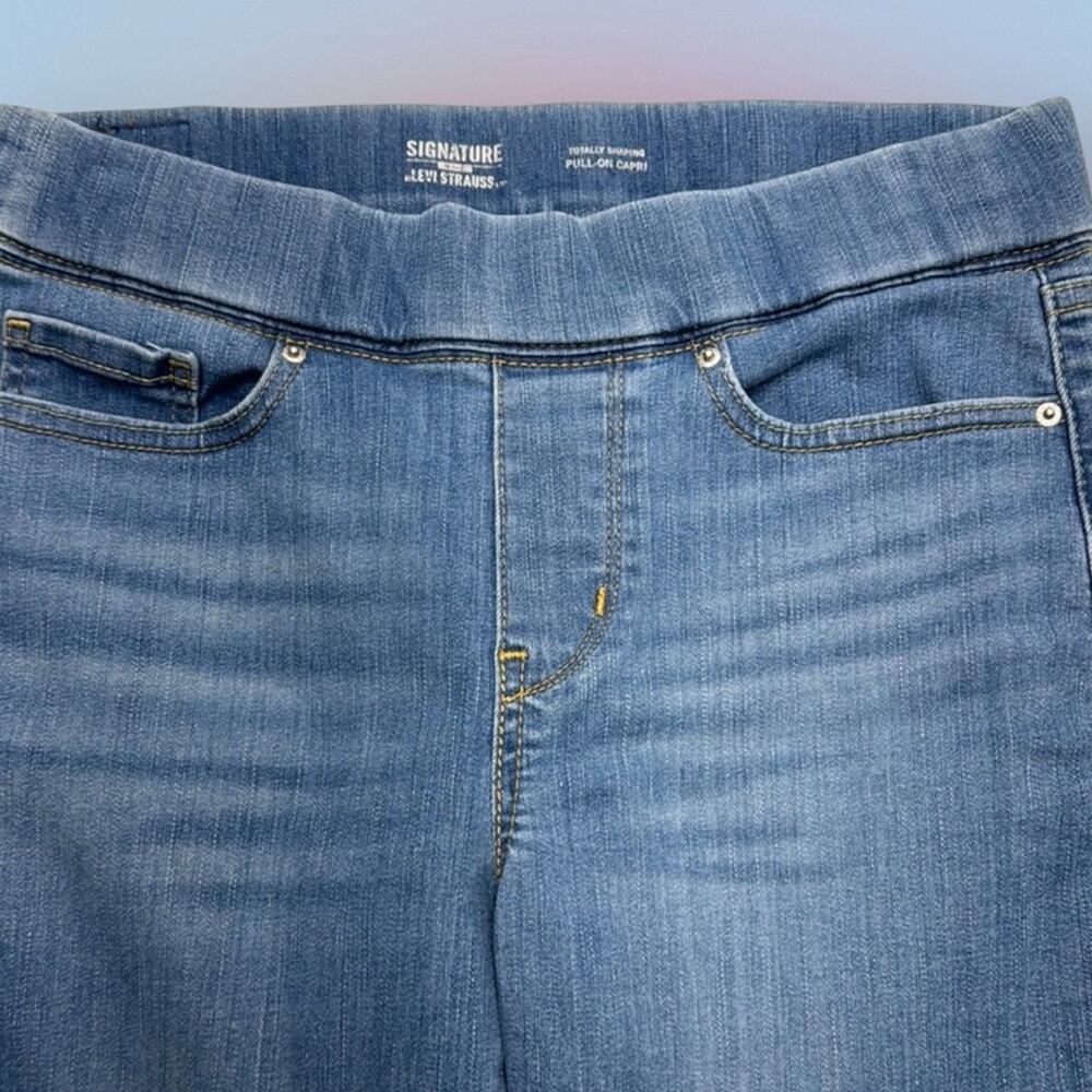 SIGNATURE by LEVI’S Women’s 4 PULL ON CAPRI Blue Jeans